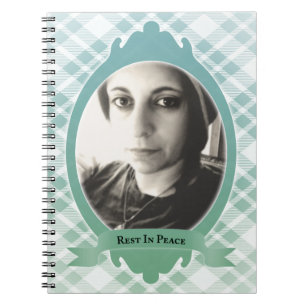 Caderno Espiral descanso no livro de hóspedes do memorial de paz