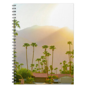 Caderno Espiral Dia do pôr do sol com Primaveras de palma com mont