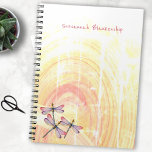 Caderno Espiral Dragonflies Sobre Pastel Color Abstrato Personaliz<br><div class="desc">Este design personalizado apresenta um fundo pastel espiral amarelo e rosa rústico com três libélulas no canto inferior esquerdo. Preencha os campos modelo com suas informações, remova todo o texto ou clique em personalizar para selecionar um estilo de fonte, cor e tamanho que você preferir. Uma ideia divertida de presente...</div>