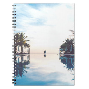 Caderno Espiral Duas pessoas ao lado da piscina de natação