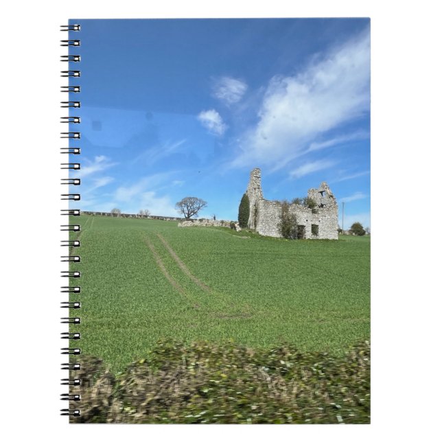 Caderno Espiral Edifício de pedra em campo verde no campo irlandês (Frente)