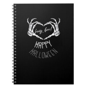 Caderno Espiral Ei, Boo! Feliz Halloween Skeleton Hand Heart Clas