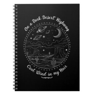 Caderno Espiral Em uma escura rodovia do deserto, viagem, acampame