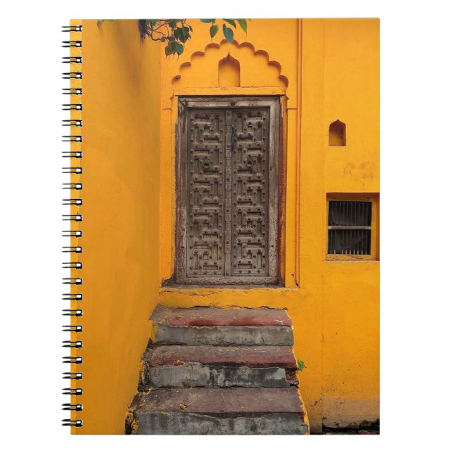 CADERNO ESPIRAL ESCADA À FRENTE DA PORTA DE MADEIRA (Frente)