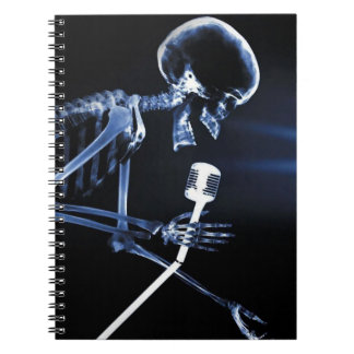Caderno Espiral Esqueleto de visão de raios X azul cantando no mic