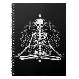 Caderno Espiral Esqueleto Yoga Meditando Presente de Halloween par