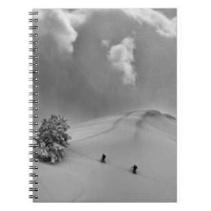 Caderno Espiral Esquiadores de backcountry em neve fresca