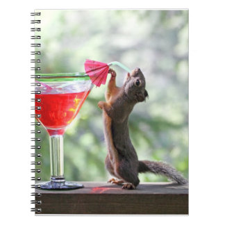 Caderno Espiral Esquilo que bebe um cocktail no happy hour