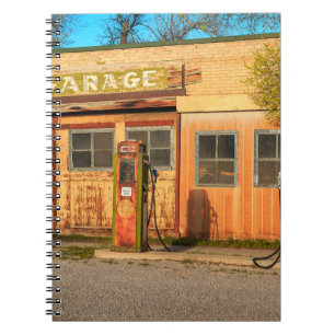 Caderno Espiral Estação de serviço antiga em Utah rural, EUA. vint