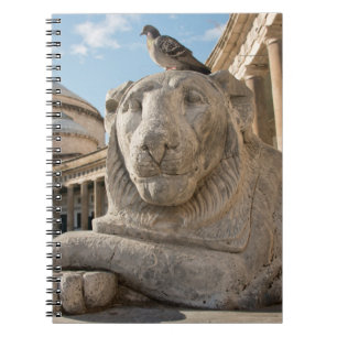Caderno Espiral Estátua de leão em frente à igreja histórica