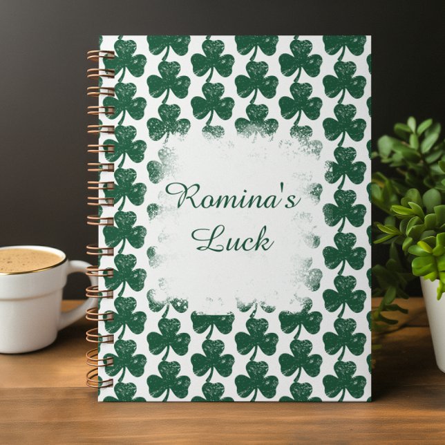 Caderno Espiral Estilo de Grunge Irish Clover personalizado (Grunge-Style Irish Clover personalized Notebook)