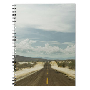 Caderno Espiral Estrada reta longa com a paisagem de Baja do