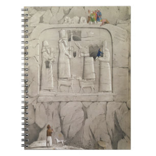 Caderno Espiral Examinando uma escultura Assyrian da rocha, 'de