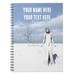 Caderno Espiral Fada feminina caminhando na neve. Texto personaliz