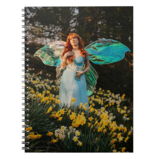 Caderno Espiral Fada Whimsical em um Campo Daffodil - Notebook