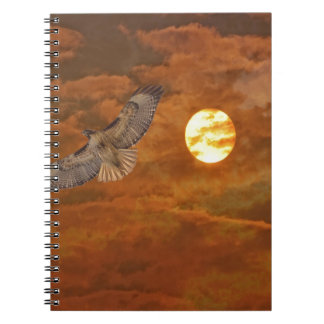 Caderno Espiral Falcão atado vermelho e céus vermelhos