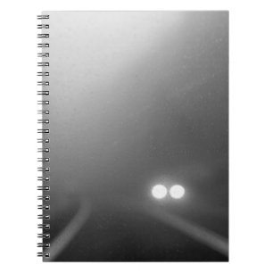 Caderno Espiral Faróis de um para-brisas numa noite chuvosa
