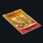 Caderno Espiral Feliz Hanukkah Luzes Feriado Judaico Ouro<br><div class="desc">Feliz Hanukkah Bela Decoração de Feriado Judaico. Fundo do feriado judaico Hanukkah com símbolos tradicionais do Chanukah - Menorah de Ouro, Candelabro Hanukkiah e Velas, dreidels de madeira (pião), donuts, estrela de David e padrão de papel de parede de luzes brilhantes. Decoração do Festival de Hanukkah. Jerusalém, Israel. Escritório &...</div>