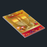 Caderno Espiral Feliz Hanukkah Luzes Feriado Judaico Ouro<br><div class="desc">Feliz Hanukkah Bela Decoração de Feriado Judaico. Fundo do feriado judaico Hanukkah com símbolos tradicionais do Chanukah - Menorah de Ouro, Candelabro Hanukkiah e Velas, dreidels de madeira (pião), donuts, estrela de David e padrão de papel de parede de luzes brilhantes. Decoração do Festival de Hanukkah. Jerusalém, Israel. Escritório &...</div>