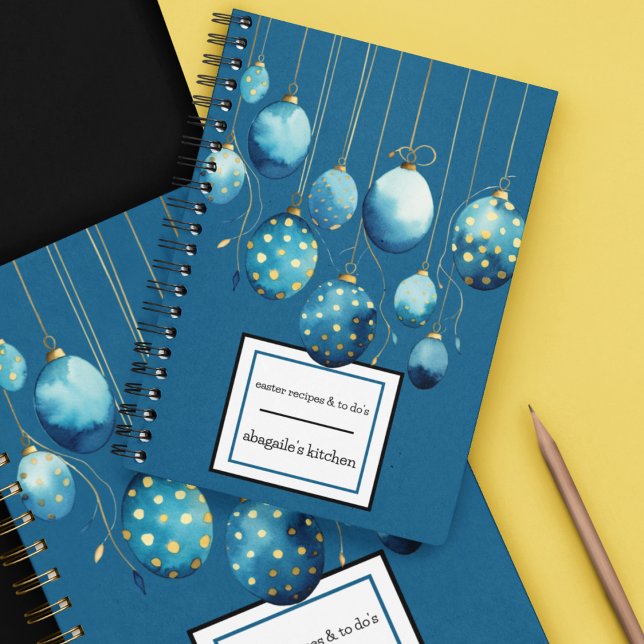 Caderno Espiral Felz pascoa Bolinhas azul Bondi Ovos de Páscoa (Blue and gold easter eggs spiral notebook you can personalize for Easter gifts. )