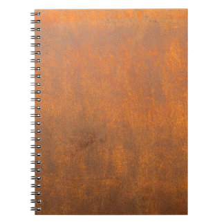 Caderno Espiral Ferrugem preta, textura metálica fechada.