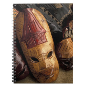 Caderno Espiral Fiji, Viti Levu Máscaras em um mercado municipal.