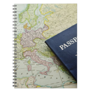 Caderno Espiral Fim-acima do passaporte que encontra-se no mapa