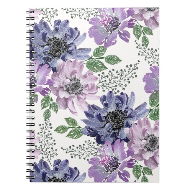 Caderno Espiral Flores azuis e lilás em um fundo branco. (Frente)