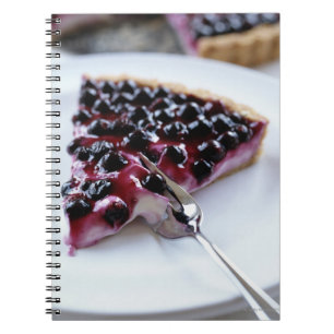 Caderno Espiral Forquilha que corta a torta de mirtilo na placa