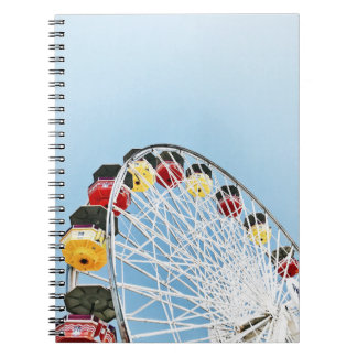 Caderno Espiral Foto de alto ângulo da roda-gigante branca na manh