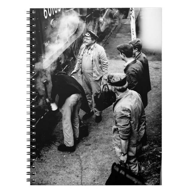 CADERNO ESPIRAL FOTO EM ESCALA GRAYSCALE DE HOMENS EM PÉ AO LADO D (Frente)
