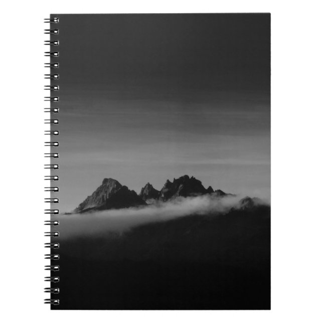 CADERNO ESPIRAL FOTO GRAYSCALE DA MONTANHA COBERTA COM NUVENS (Frente)