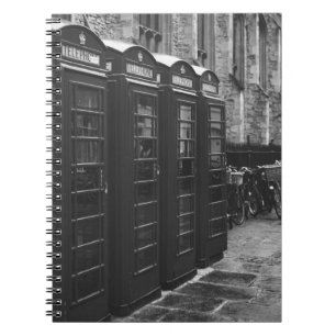 CADERNO ESPIRAL FOTO GRAYSCALE DE QUATRO BOIAS TELEFÔNICAS LIGADA