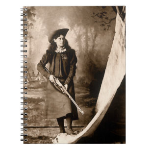 Caderno Espiral Foto Vintage Retrato, Srta. Annie Oakley e Arma