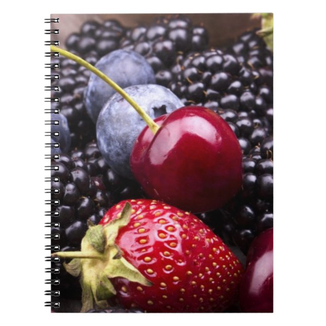 Caderno Espiral Frutas saborosos do verão em uma mesa de madeira (Frente)