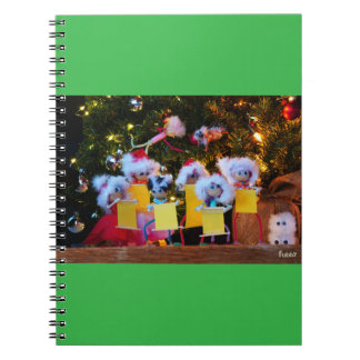 Caderno Espiral Fubby Kerstkoor met humoristisch detail.