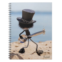 Caderno Espiral Fubby rock gitarist met hoed op het strand.