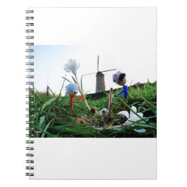 Caderno Espiral Fubby's bij een molen planten een krokus bol.