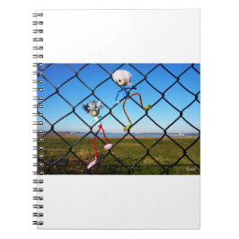 Caderno Espiral Fubby's die een hek beklimmen.