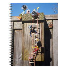 Caderno Espiral Fubby's die een vogelhuis beklimmen.