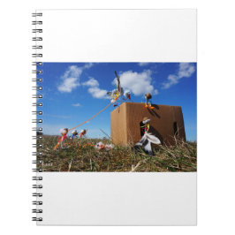 Caderno Espiral Fubby's die spelen met veren en vliegen.