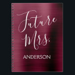Caderno Espiral Futuro Planejador de Chás de panela Roxo da Sra. B<br><div class="desc">Futuramente, a Sra. Burgundy Cranberry Faux escovou metal sem metal metálico e sem aço metálico Planner de Notebook para Planejamento de Casamentos. O notebook Roxo de Marsala é perfeito para a noiva. O nome no notebook pode ser atualizado com o sobrenome. Entre em contato com o designer se desejar itens...</div>