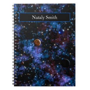 Caderno Espiral Galáxias coloridas, estrelas e nome de planetas