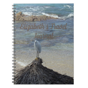 Caderno Espiral Garza Blanca na areia litorânea e no oceano azul.