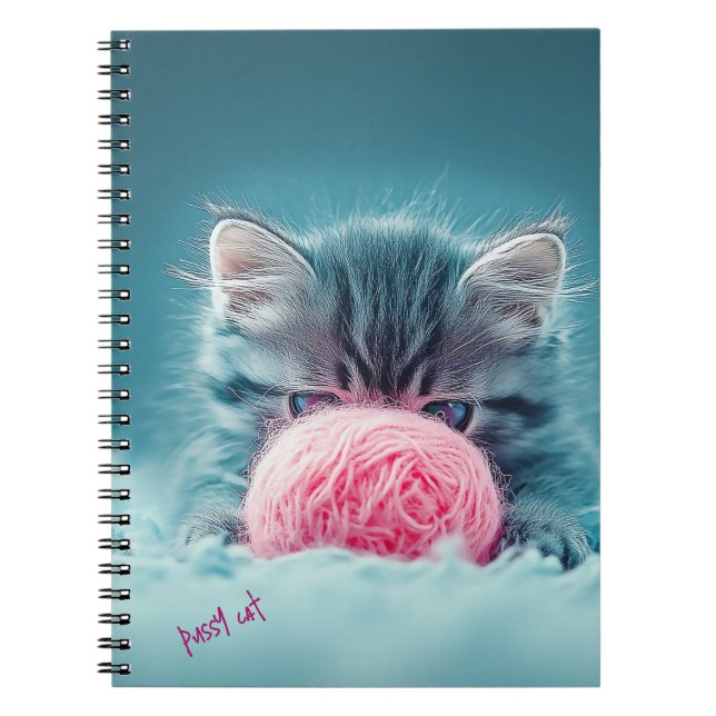 Caderno Espiral Gatinha Bonita Brincando com Bola de Lã Rosa (Frente)