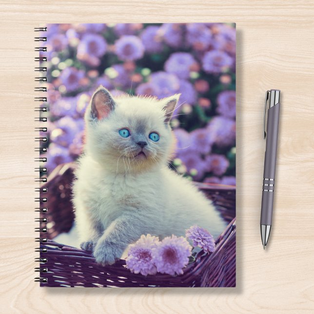 Caderno Espiral Gato De Bebê De Gatinho Olhado Azul Em Flores Lilá (Criador carregado)