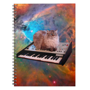 Caderno Espiral Gato deitado em um teclado no espaço