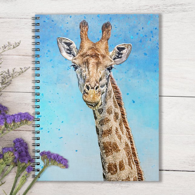 Caderno Espiral Girafa Curiosa com Céu Azul Confetti (Sky Blue Notebook with Smiling Giraffe on Tabletop with purple flowers)