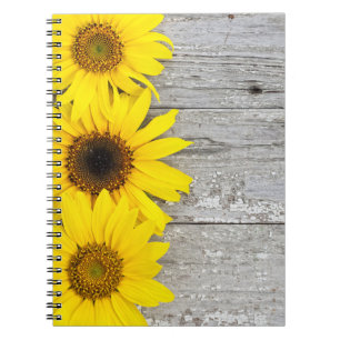 Caderno Espiral Girassóis em uma mesa