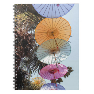Caderno Espiral Guarda-chuva vermelha na árvore verde